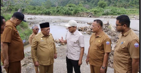 Aliran Sungai Rusak Dihantam Banjir, Sekda Pidie Jaya Dampingi Wagub Aceh Turun Langsung ke Lokasi