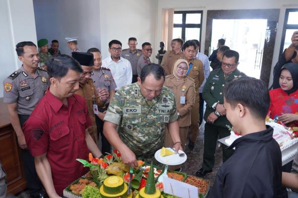 HUT ke-81 TNI, Bupati Kebumen Apresiasi Kontribusi TNI Bangun Desa