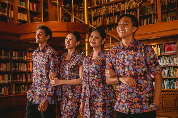 Kisah Cinta Habibie-Ainun Dihidupkan Lewat Koleksi Batik Menemani