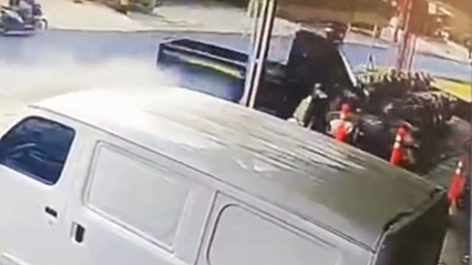 Mobil Pikap Seruduk Toko Sepeda Listrik di Boyolali