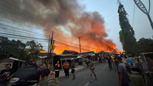 BREAKING NEWS: Kebakaran Melanda Permukiman Gang Wakaf Tenggarong, Api Berkobar Hebat