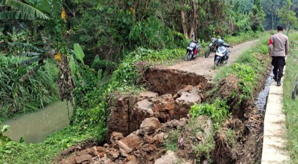Longsor Putus Jalan Penghubung Bojong-Geredug Pandeglang, Pelajar Terpaksa Memutar Jauh