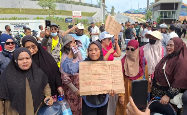 Air Mati 3 Bulan, Emak-Emak Batam Blokade Gerbang Nongsa Digital Park