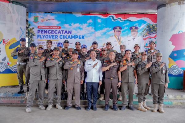 Jaga Ketertiban, Satpol PP Karawang Kawal Pengecatan Flyover Cikampek