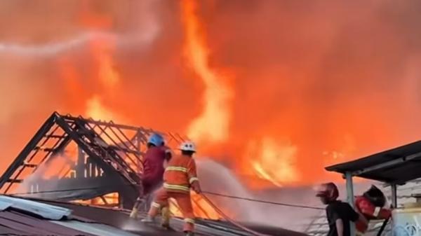 Kebakaran Besar di Tenggarong, 75 Bangunan di Jalan AM Alimuddin Ludes Terbakar