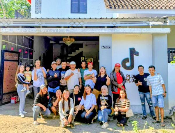 Dari Rezeki untuk Berbagi, Mas dan Mbak Pluk Pluk Hadirkan Senyum bagi Anak Yatim