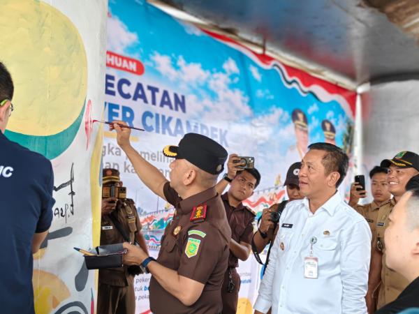 Bupati Aep Tata Cikampek, Flyover Dihias Mural Seluas 6.000 Meter Persegi