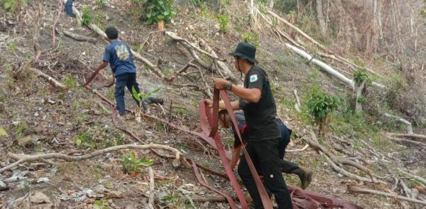 Perbukitan Terjal dan Krisis Air Hambat Pemadaman Karhutla di Tapalang Barat Mamuju!