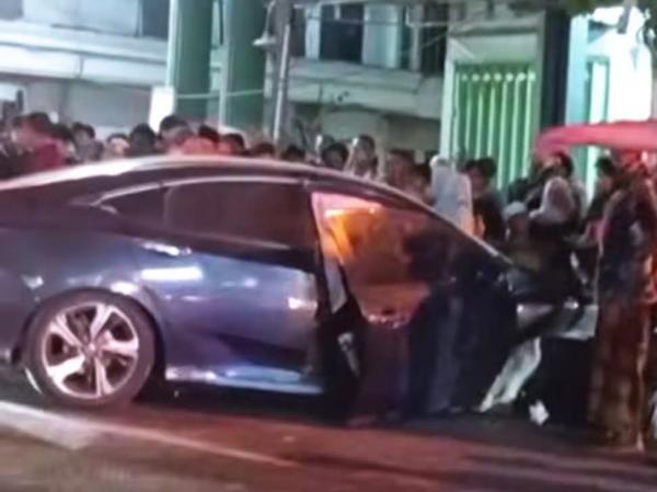 Sedan Tabrak Pohon di Jalan Raya Deandles Lamongan, Pengemudi Alami Cedera Kepala Fatal