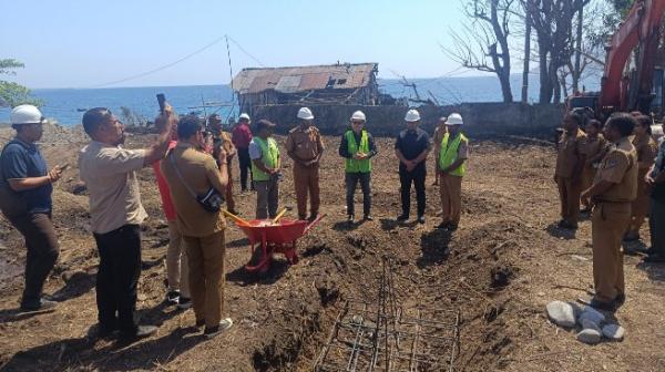 Alor Dapat Jatah 3 Lokasi Pembangunan Kampung Nelayan, Wabup Winaryo Simbolis Peletakan Batu Pertama