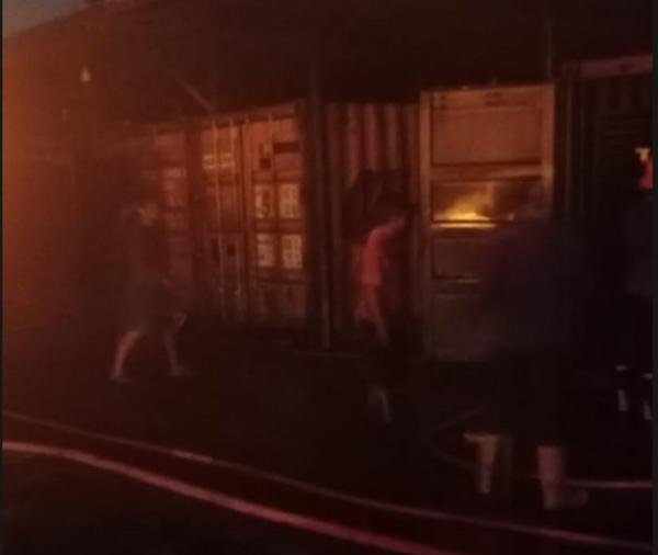 Diduga Akibat Korsleting Kelistrikan Mesin, Pabrik Arang di Sidoarjo Terbakar