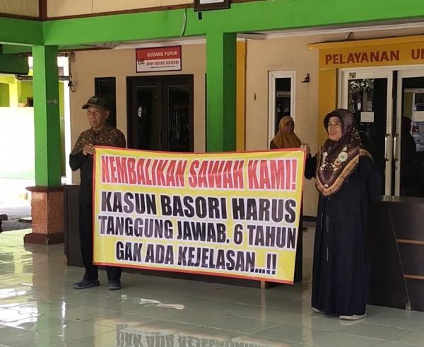 6 Tahun Tanah Pengganti Tak Jelas, Pasutri Lansia di Sidoarjo Demo ke Kantor Desa