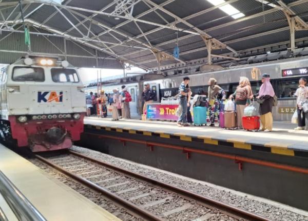 36 Ribu Turis Asing Pilih Kereta, Daop 3 Cirebon Catat Lonjakan Penumpang WNA