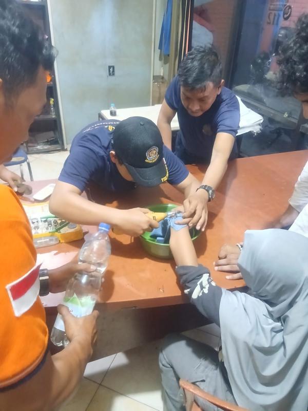 Dua Warga Sidoarjo Panik, Gelang dan Cincin Nyangkut di Tangan hingga Harus Dipotong Damkar