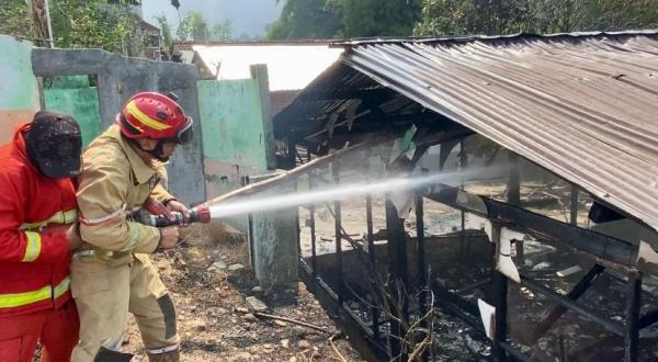 Api Mengamuk Saat Penghuni Pergi, Bekas Sekolah di Temanggung Ludes Terbakar