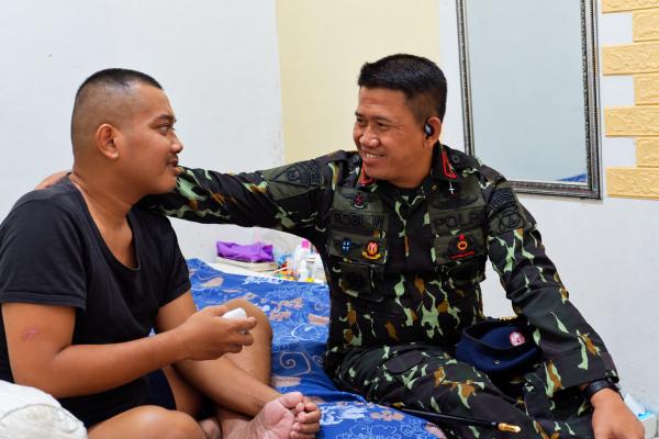Hari Pertama Menjabat, Danyon B Pelopor Jenguk Personel Pascaoperasi