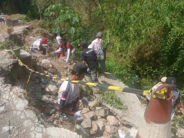 Tak Kunjung Ditangani, Talud Longsor di Kencana Candi Raya Mulai Gerus Badan Jalan