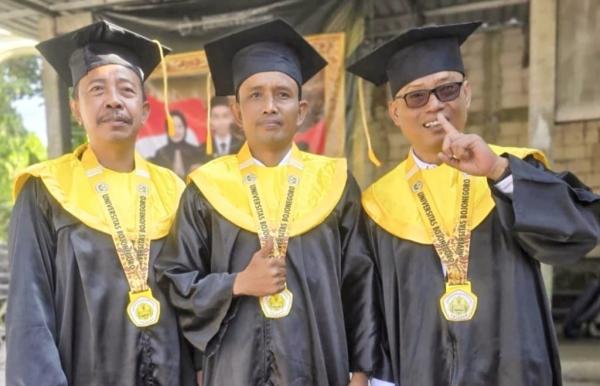 Semangat Kuliah di Usia 52 Tahun, Mugito Jadi Wisudawan Ter-Vintage Unigoro