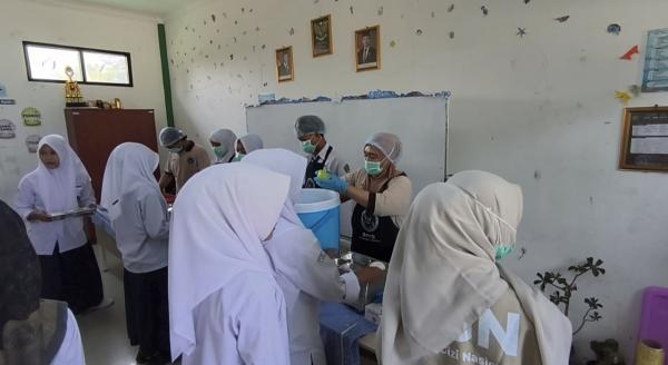 BGN Uji Pola Prasmanan untuk MBG di Garut, Siswa Ikut Terlibat dalam Pembagian Makanan