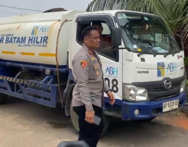 Krisis Air Bakau Serip, Polisi Kawal Penyaluran 38 Tangki Air Bersih ke Warga
