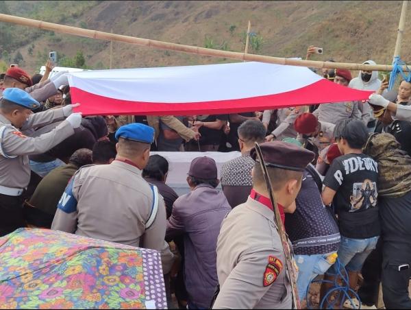 Kapolres Mamasa Pimpin Pemakaman Aiptu Chrisye, Personel Satresnarkoba yang Berpulang