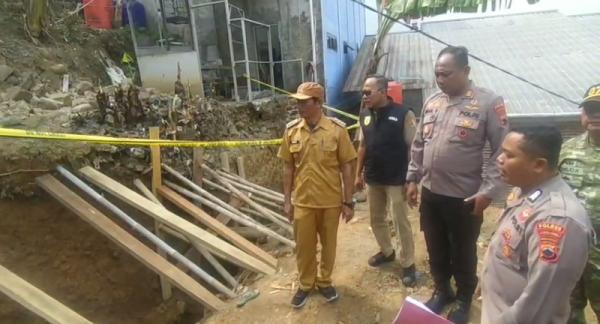 Tragis! Dua Pekerja Tewas Tertimbun Longsor Saat Gali Pondasi Rumah di Watukumpul