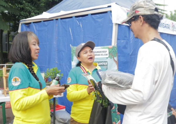 Cuma 5 Botol Plastik Bisa Ditukar 1 Bibit Tanaman di Tangsel