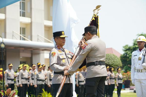 Ditandai Serah Terima Pataka, Irjen Pol Roy Hardi Siahaan Resmi Jabat Kapolda Jateng