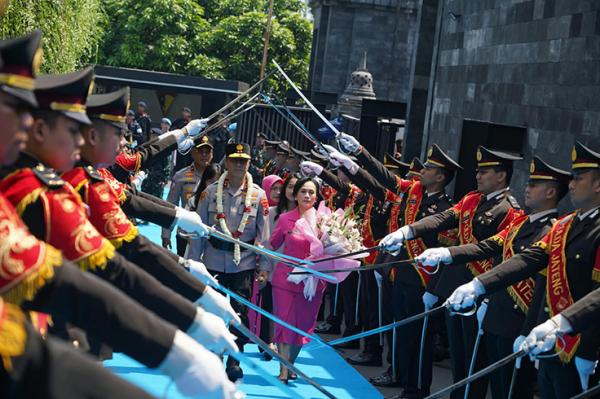 Tradisi Serah Terima Pataka, Simbol Pergantian Kapolda Jateng dari Irjen Ribut ke Irjen Roy Hardi
