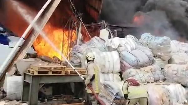 Kebakaran Pabrik Kemasan di Cikupa, Karyawan Berhamburan Keluar