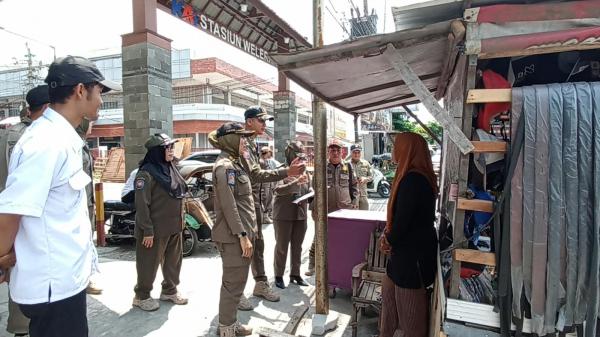 Satpolkar Kendal Turun ke Weleri, PKL Diberi Edukasi Perda dengan Pendekatan Humanis