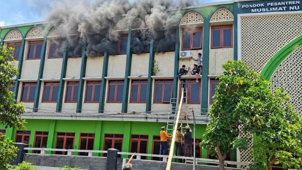 Panti Asuhan Darul Hadlonah Kudus Terbakar, 3 Anak Dievakuasi Dramatis
