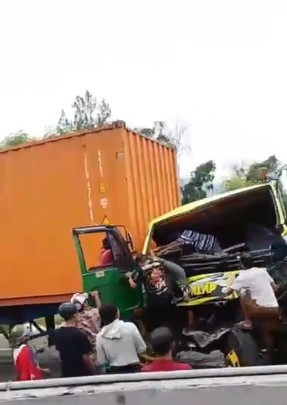 Truk Trailer Diduga Rem Blong, 14 Kendaraan Terlibat Kecelakaan Beruntun di Tol Cipularang KM 91