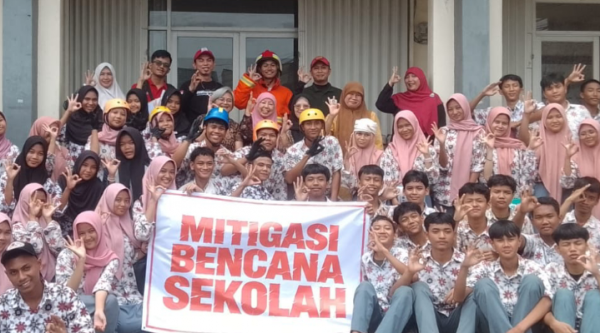 Bukan Sekadar Teori, Relawan Tangsel Simulasikan Cara Selamat Saat Gempa