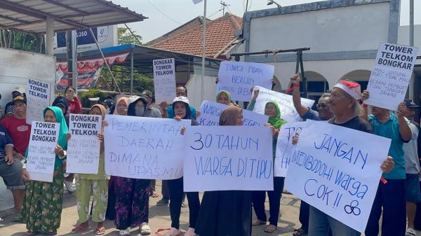Emak-emak di Jombang Demo Salawatan di Kantor Telkom, Tuntut Tower BTS Ditutup