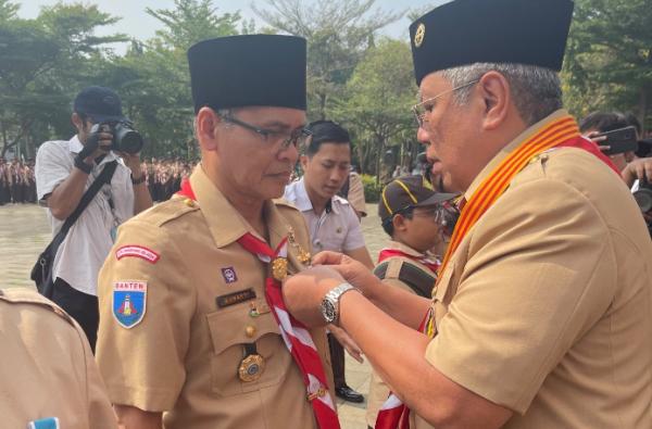 Dedikasi Bina Generasi Muda, Kepsek SMPN 10 Tangsel Terima Penghargaan dari Wali Kota