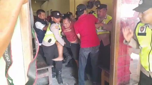 Eksekusi Rumah di Blora Ricuh, Pemilik Melawan hingga Dikeluarkan Paksa Petugas