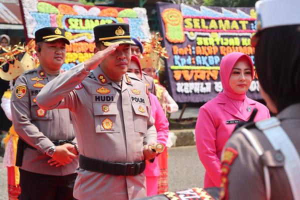 AKBP AH Hudi Arif Tiba di Mapolres Tanggamus, Penyambutan Kental Nuansa Budaya Lampung