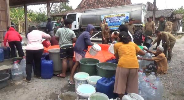 Takut Tak Kebagian,Warga Rela Nangtri Berhari-Hari dan Berebut Air Bersih dari Perhutani KPH Telawah