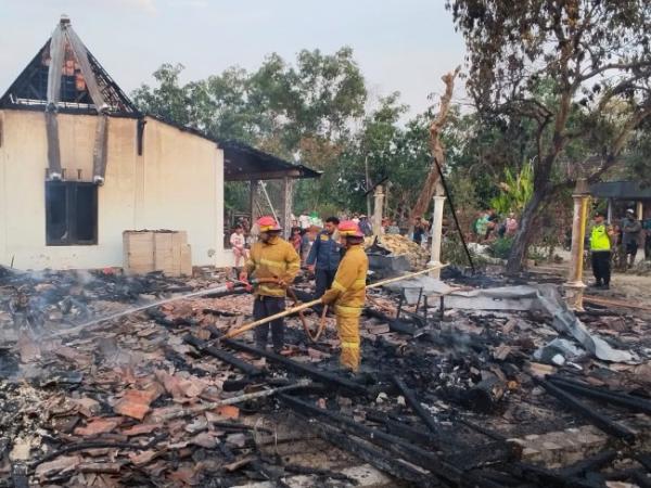 Diduga Korsleting Listrik, Rumah Kayu Warga Karangrayung Grobogan Ludes Terbakar Saat Ditinggal Mera