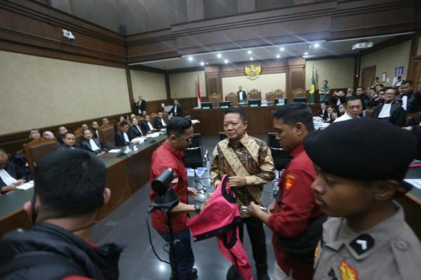 Eks Jampidsus Febrie Didakwa Terima Rp20,6 Miliar, Uang Disebut untuk De Clan