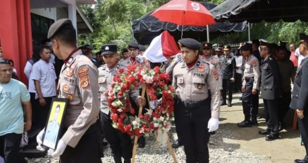 Tangis Mengiringi Kepergian Aipda Jonny Rahmat, Kapolres Pidie Jaya Pimpin Langsung Pemakaman