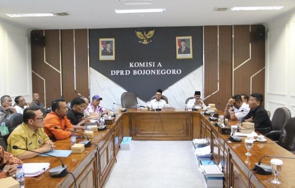 Tanah Disebut Masuk Sempadan Bengawan Solo, Warga Jetak Mengadu ke DPRD Bojonegoro