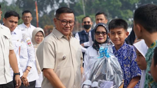 3.619 Siswa SD-SMP Bukittinggi Terima Bantuan Perlengkapan Sekolah