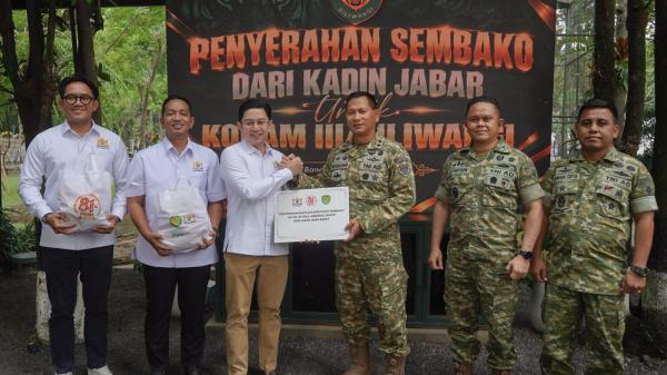 Perkuat Solidaritas Sosial di HUT ke-81 TNI, Kadin Jabar Salurkan Bantuan Ribuan Paket Sembako