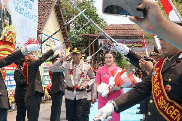Disambut Rampak Silat dan Pedang Pora, AKBP Heru Resmi Masuk Mapolres Sragen