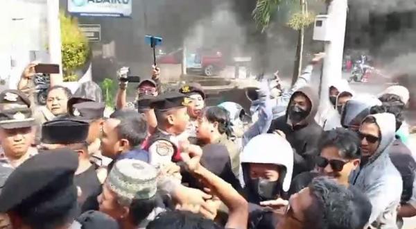 Massa Geruduk Kantor Pos dan PA Sungguminasa, Imbas Surat MA Disebut Salah Alamat