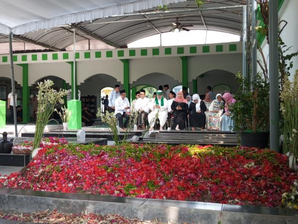 Khofifah dan Sekh Fadhil Ziarah di Tambakberas Jombang, Kenang Sosok Nyai Machfudhoh Ahli Ibadah