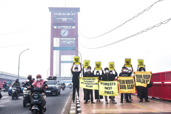 Lelah Dampak Kabut Asap Karhutla, Wong Palembang Beri Pesan dari Ampera: Udara Bersih adalah Hak!