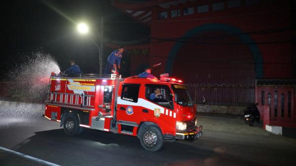 TPA Jatibarang Masih Berbara, Pemkot Semarang Siram Jalan untuk Tekan Debu dan Asap